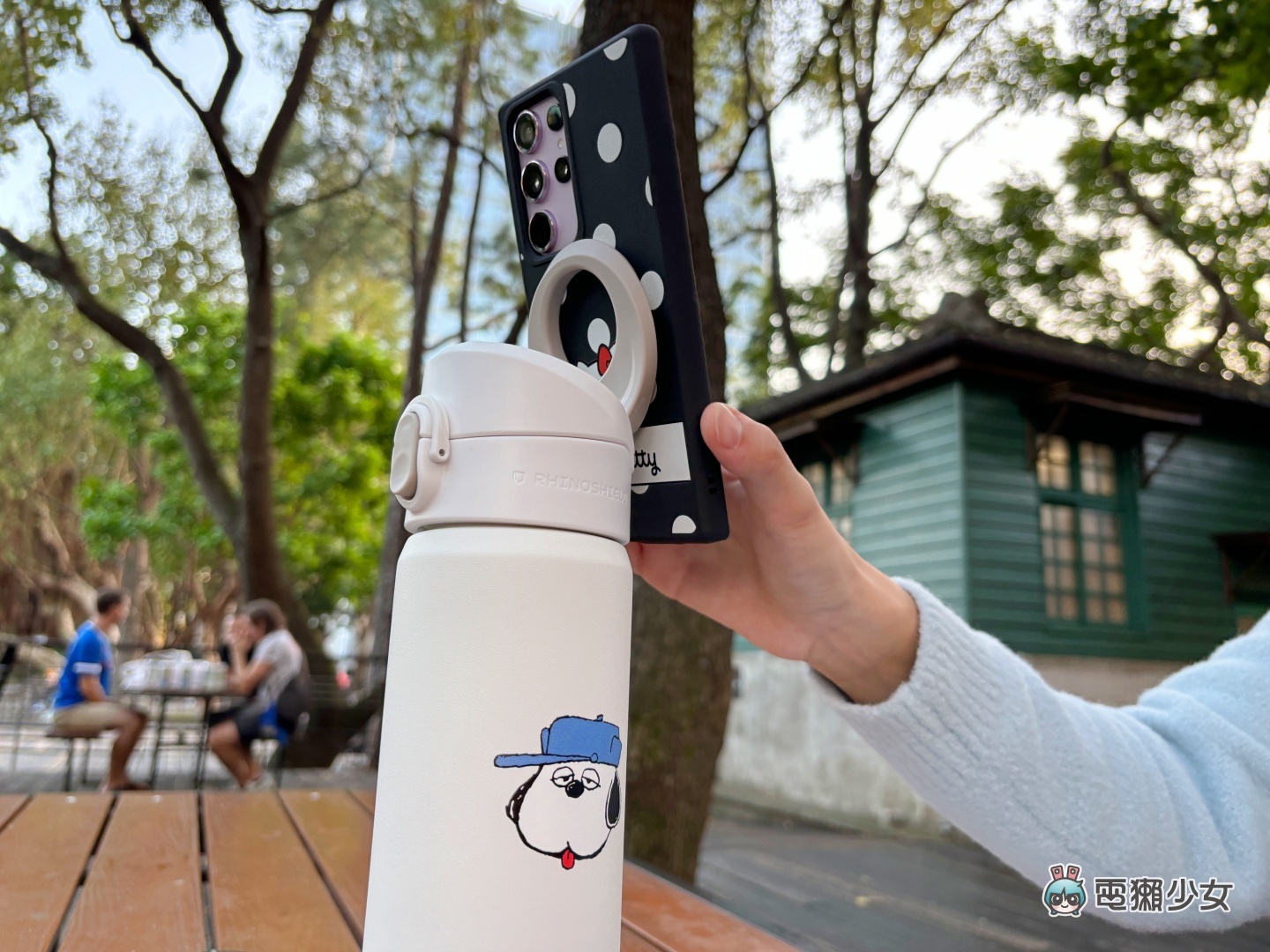 開箱｜犀牛盾 AquaStand 磁吸水壺：是水壺也是手機支架！要用它來追劇或自拍都行