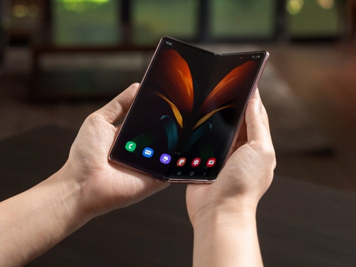 三星 Galaxy Z Fold 2 推出，屏占比更高、螢幕升級的旗艦摺疊機，9 月 18 日全球陸續上市