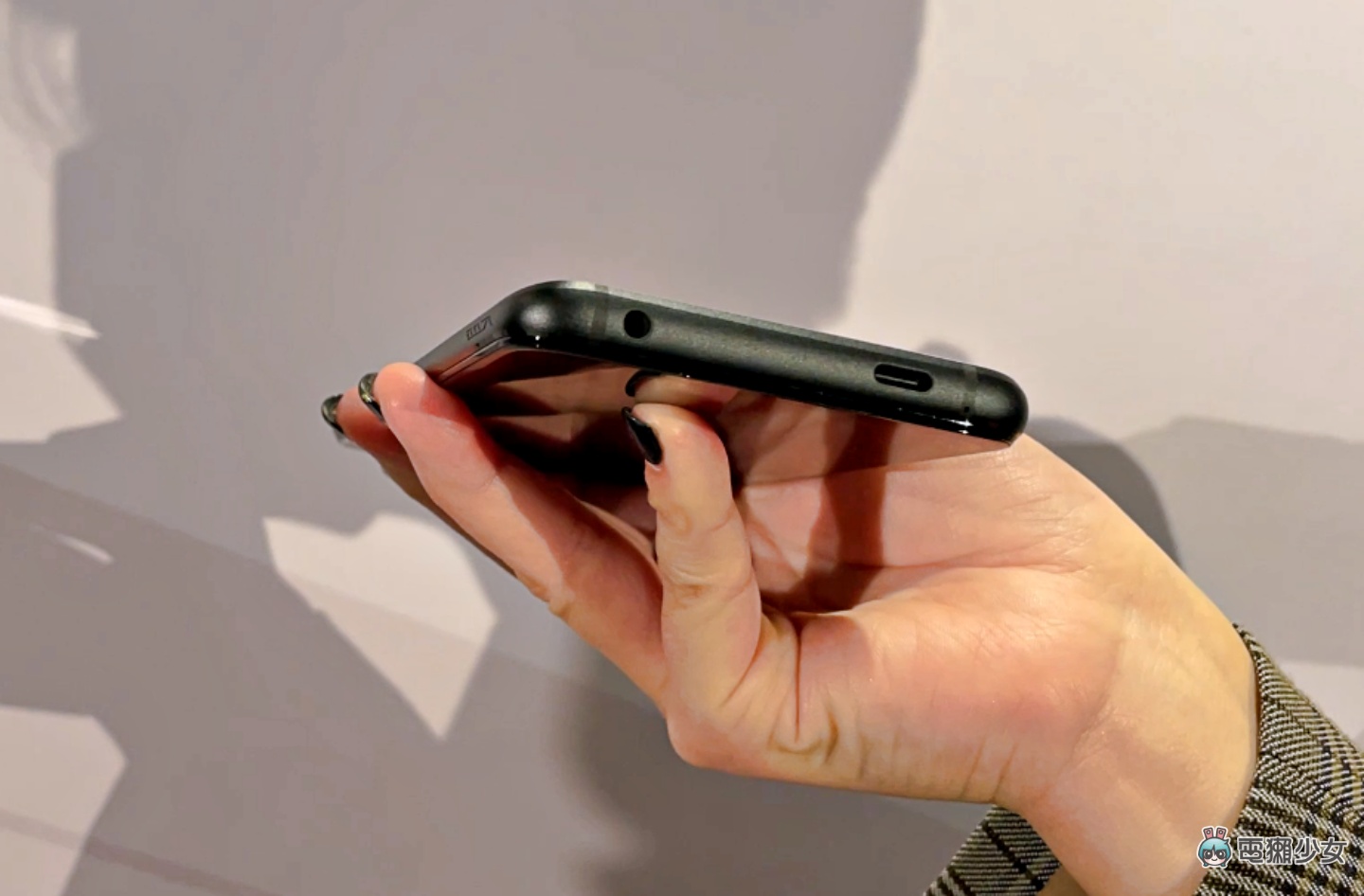 出門｜『 ROG Phone 5 』黑白兩色超殺登場！全新點陣設計有夠炫砲！全球首款 18GB RAM 的 ROG Phone 5 Ultimate 也來啦