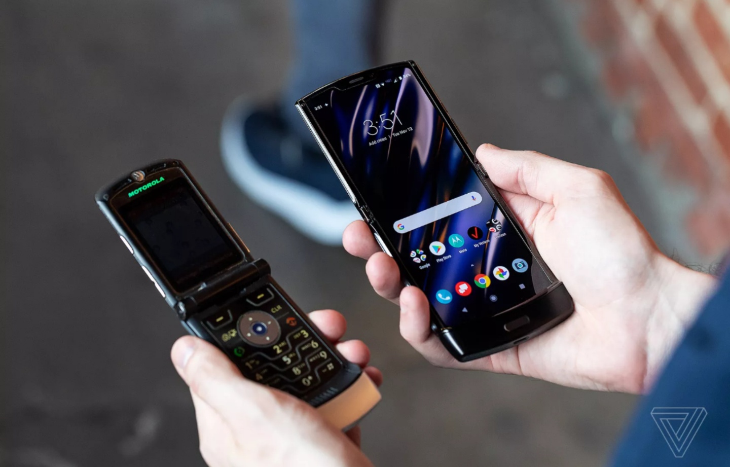 Motorola 摺疊手機『 RAZR 』因為討論度太高，需求超出供給，官方決定延後上市時間