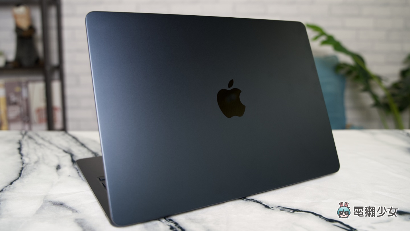 開箱｜M2 MacBook Air 開箱評測！重量變輕超有感！值不值得買？實際上手使用心得老實說