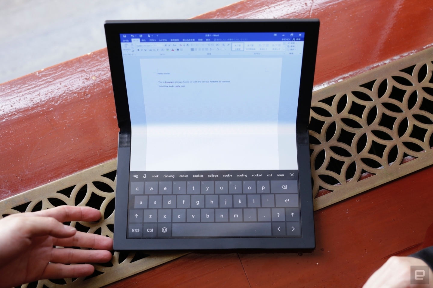 Lenovo亮相全球首款『 摺疊筆電 』原型機，摺起來好像一本筆記本呀!!!