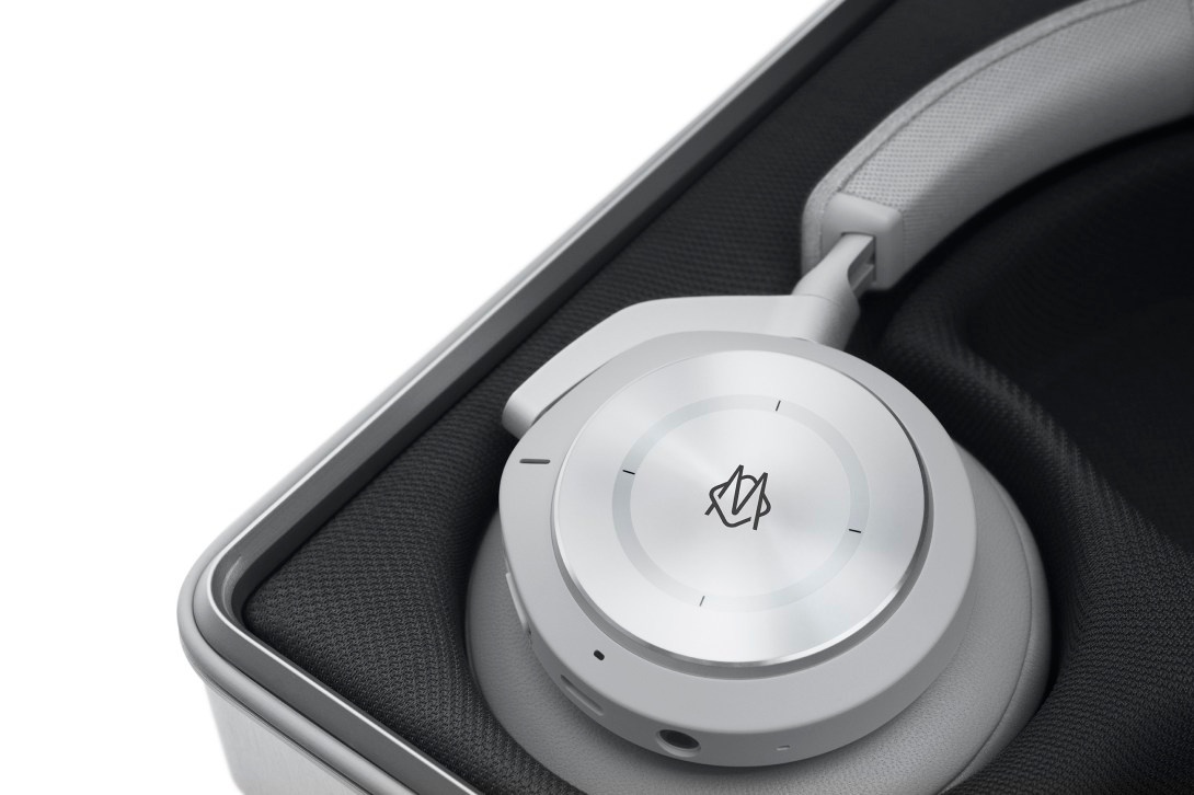 B&O和Rimowa推出聯名耳機 外盒是Rimowa招牌鋁箱 尊爵不凡價900美元