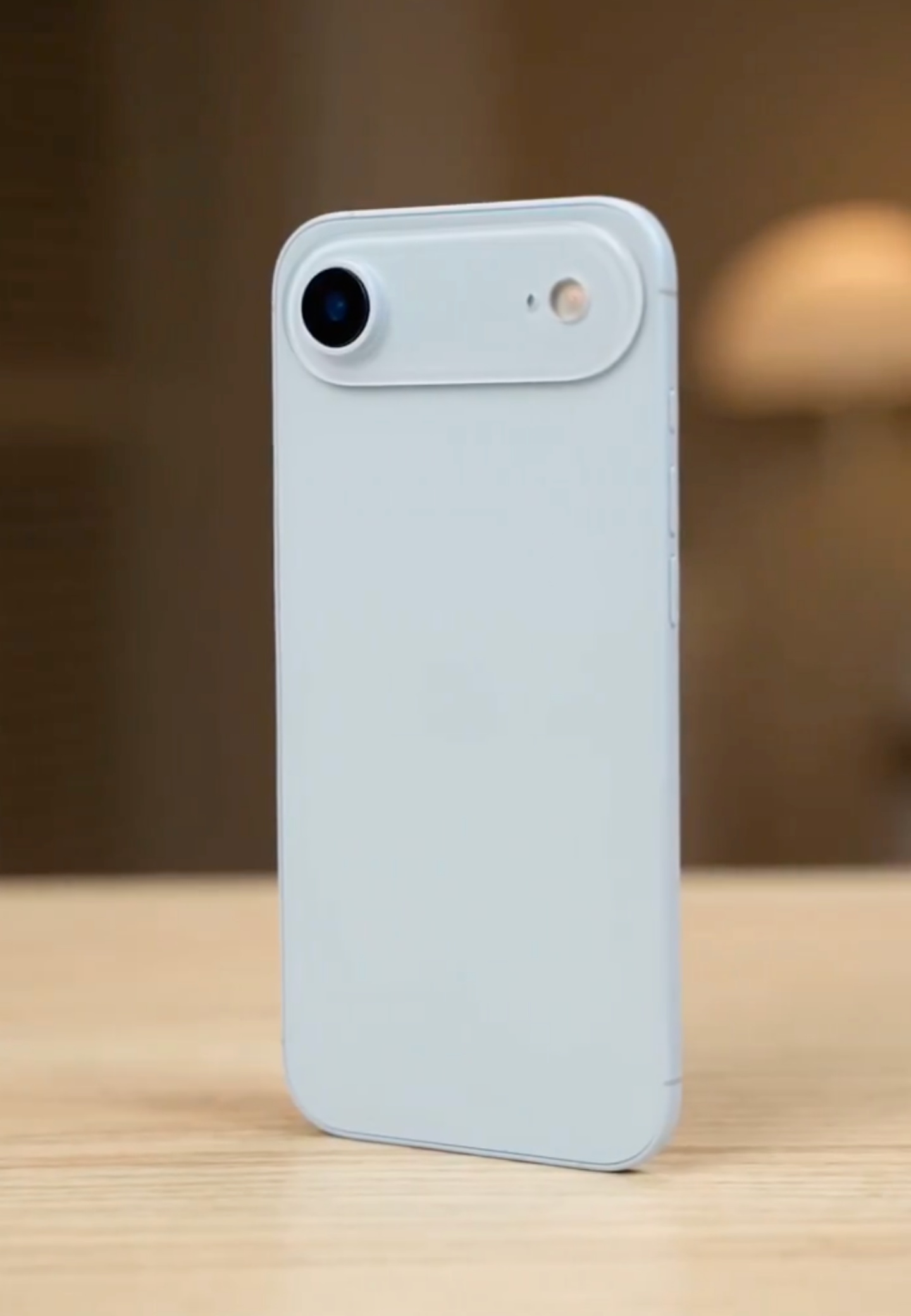 iPhone 17 Air 天藍色模型機現身！延續 MacBook Air 熱門色調