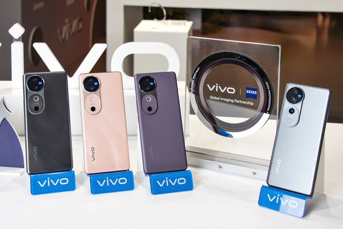 出門｜全球首款前後雙蔡司鏡頭：vivo V40 系列外觀、規格、售價上市整理