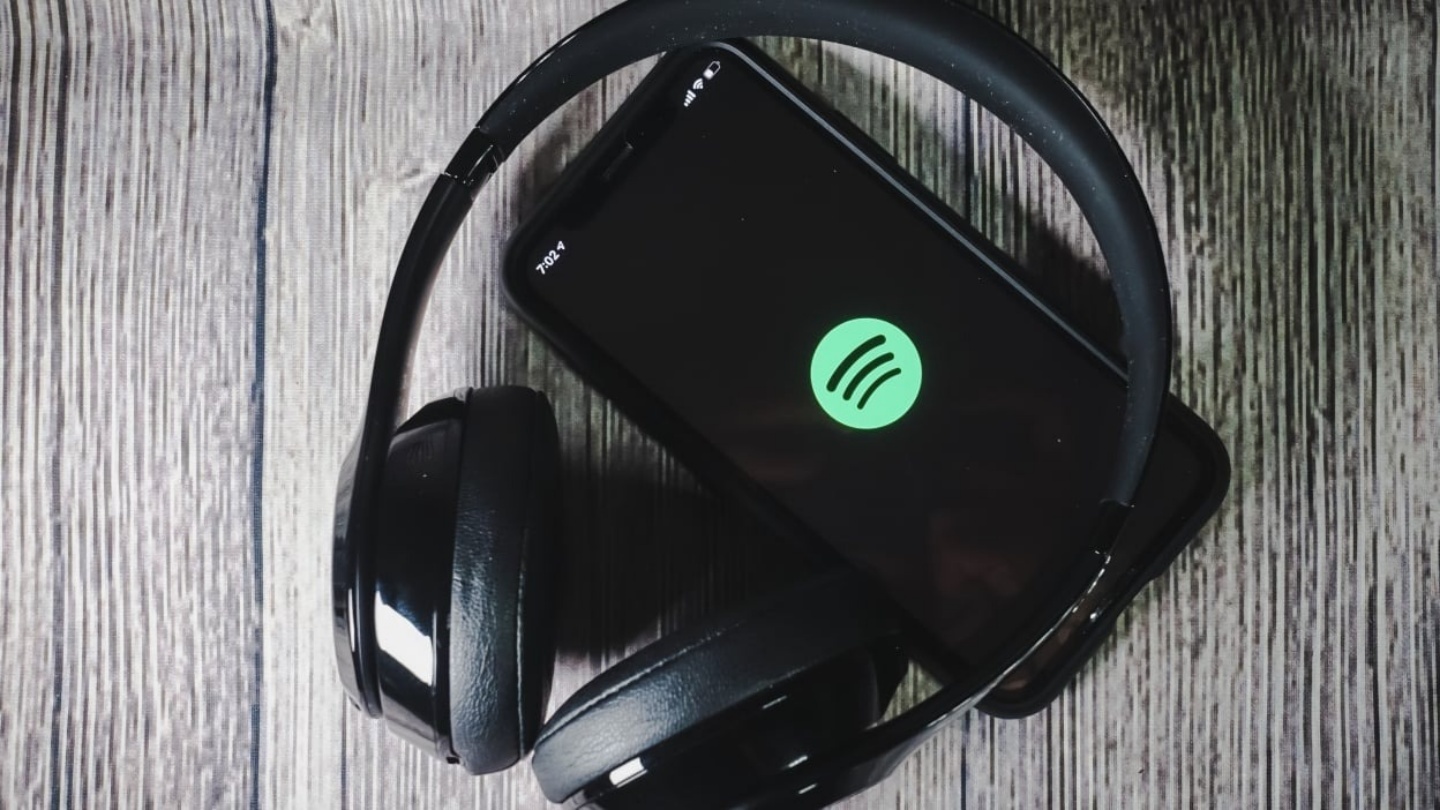 沒網路聽不了歌？Spotify 正在研發自動生成的離線歌單，讓你毫無準備地搭飛機也不無聊