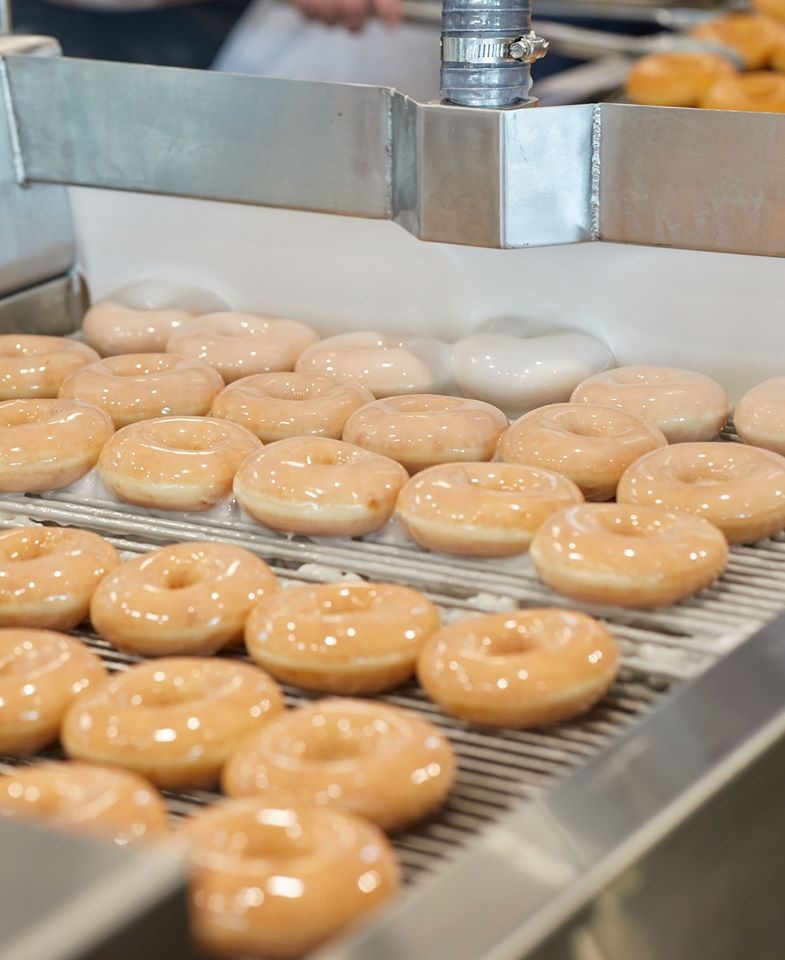 肯德基聯手 Krispy Kreme 在台推出『 甜甜圈咔啦雞腿堡 』把漢堡皮換成甜甜圈 熱量先爆表！