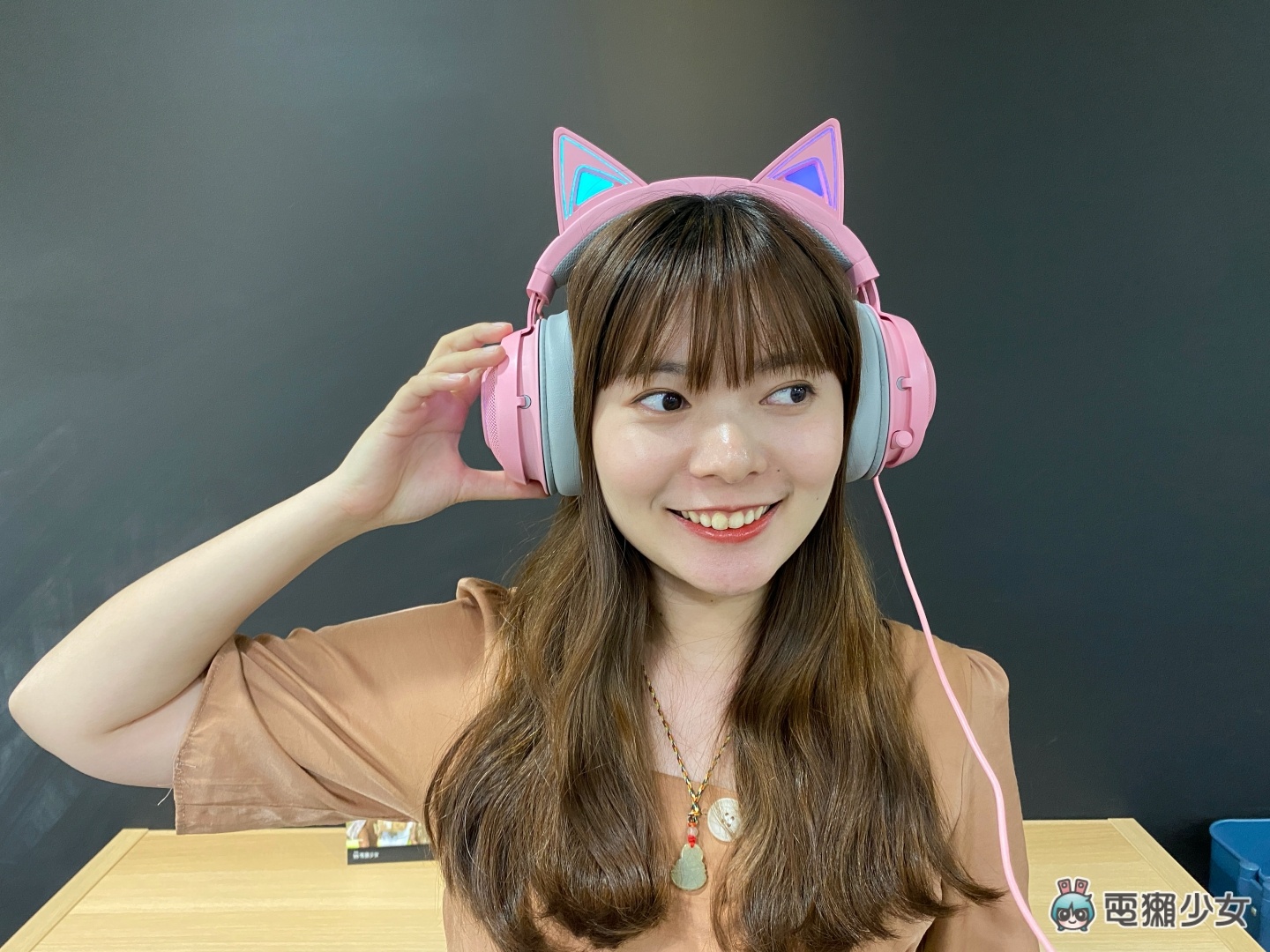 開箱｜萌度破表！貓耳耳機『 Razer Kraken Kitty Edition 』進化了！這次它會亮 你愛什麼顏色就給它什麼顏色！