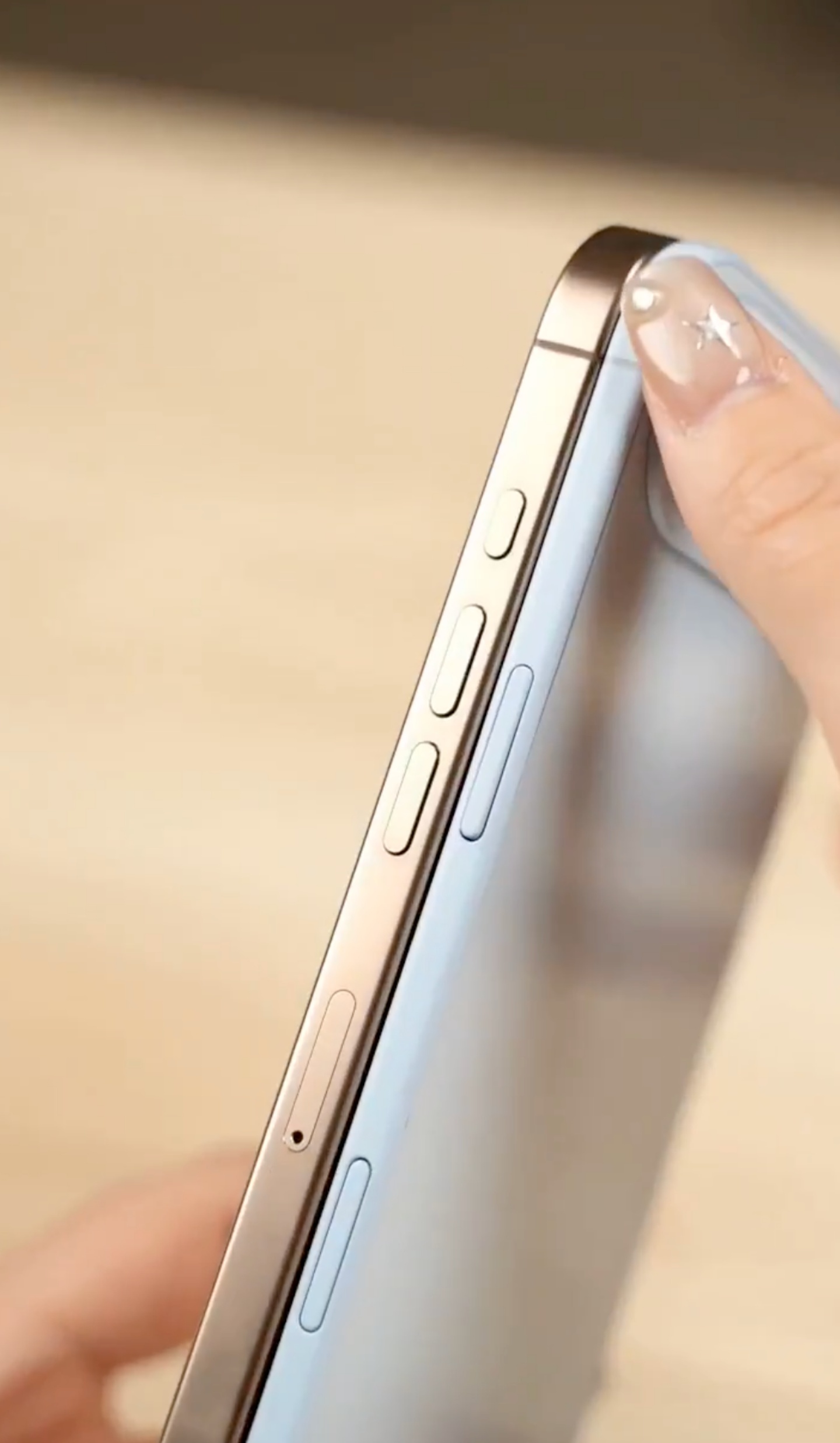 iPhone 17 Air 天藍色模型機現身！延續 MacBook Air 熱門色調