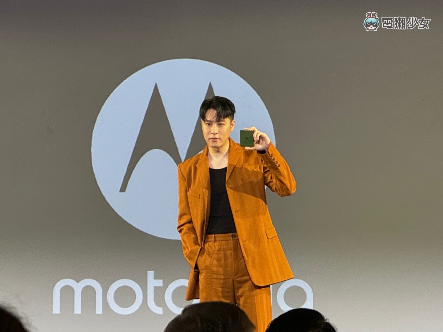 出門｜motorola razr 50 系列亮相：更大的封面螢幕、支援 IPX8 防水、具備 5,000 萬畫素主鏡頭