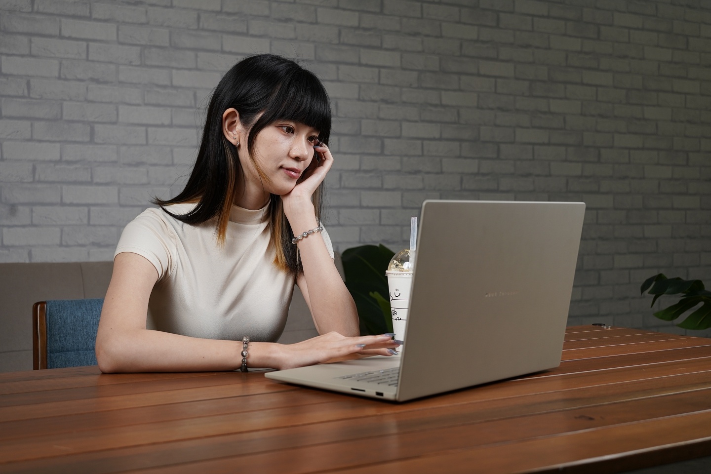 【評測】ASUS Zenbook A16 (UX3607OA) 開箱：金色機身我喜歡你啊 😍