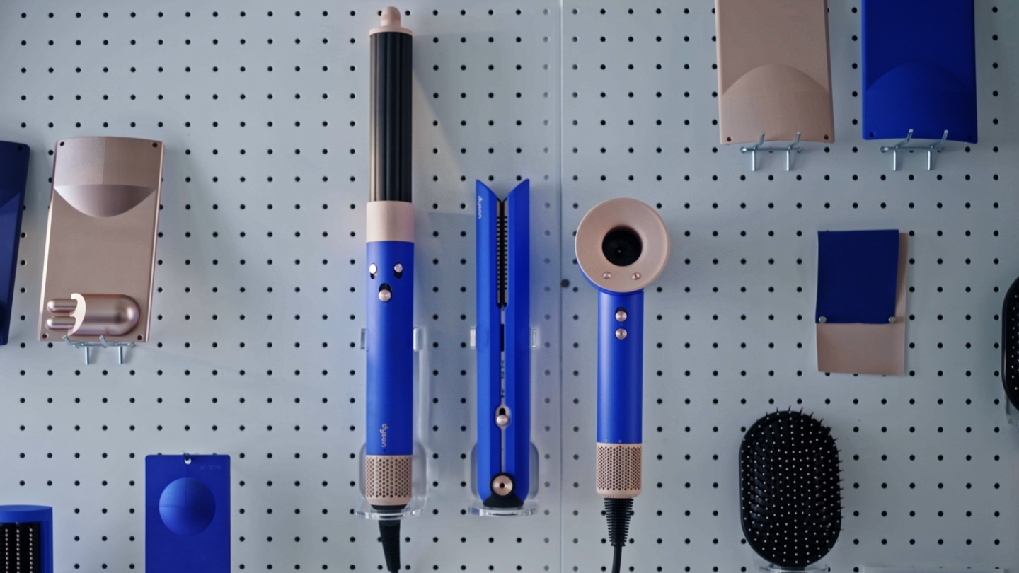Dyson 推全新『 星空藍粉霧色 』吹風機與 Airwrap 多功能造型器！配色溫柔又夢幻