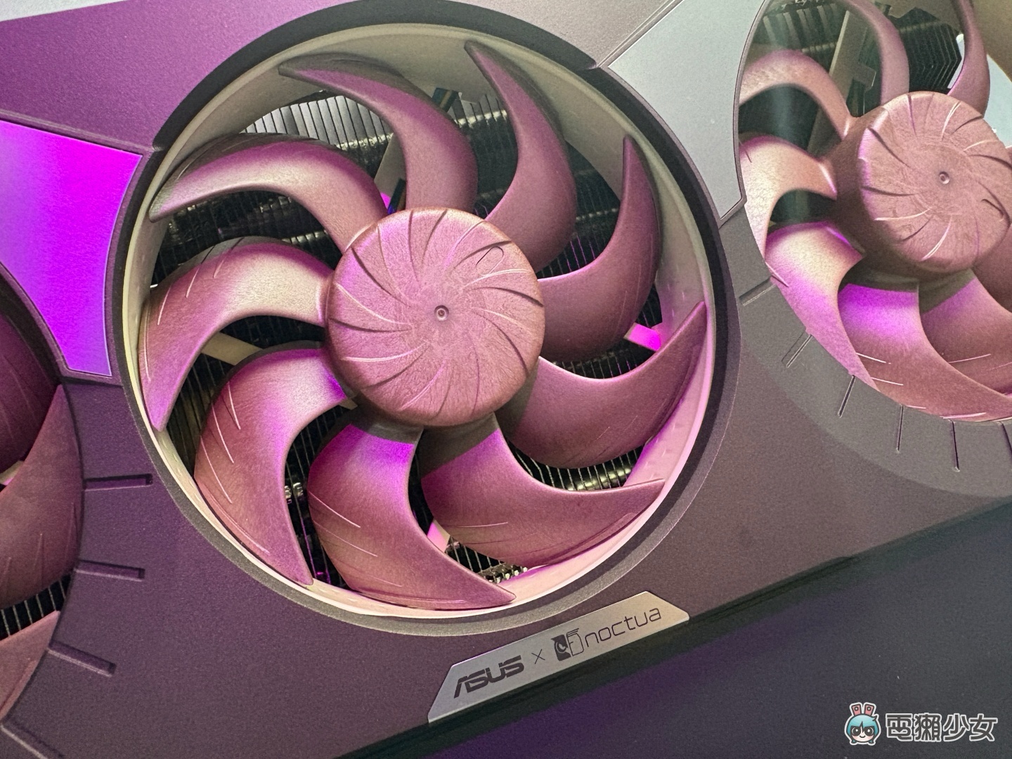 2025 COMPUTEX 華碩聯手貓頭鷹 Noctua 推出三風扇顯卡 GeForce RTX 5080