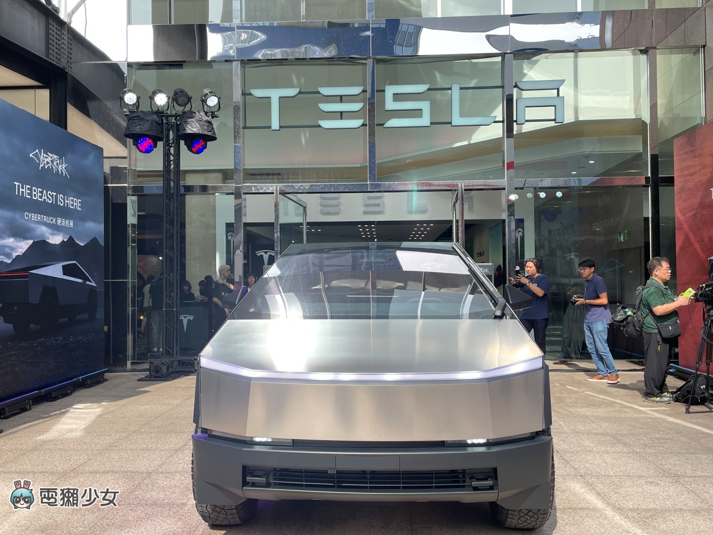 出門｜Tesla Cybertruck 超硬派電動皮卡 台灣巡迴展演開始啦！