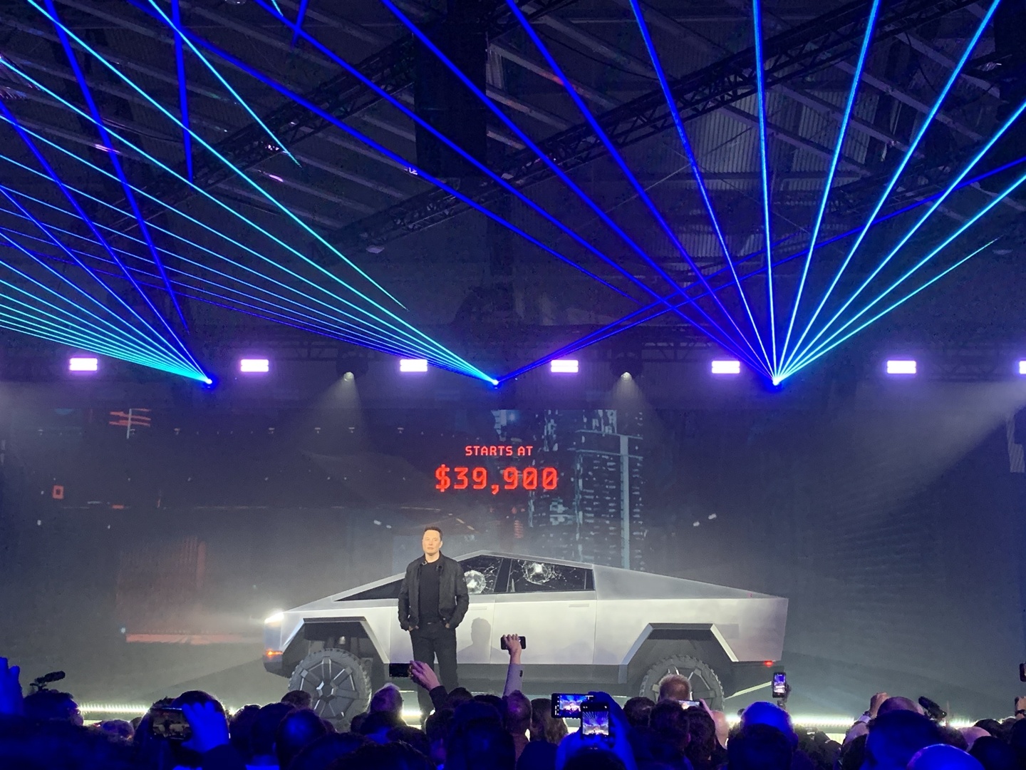 Tesla 發表首款電動皮卡 Cybertruck 車身設計超硬派、未來感滿點 約一百二十萬台幣 