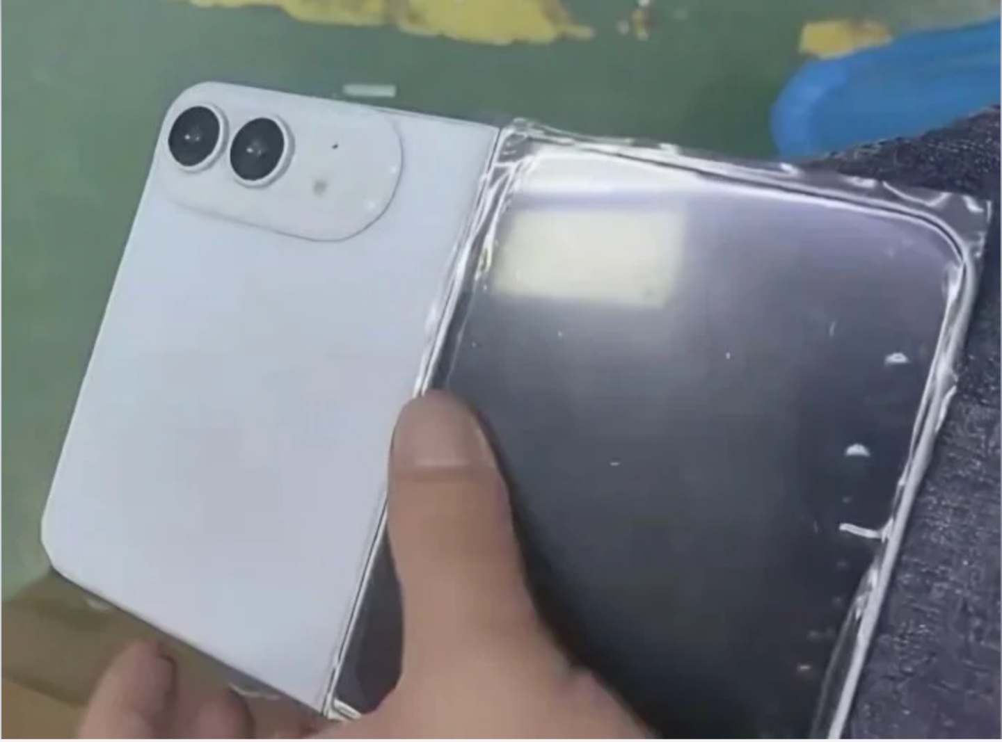 Apple 首款摺疊機再曝光！iPhone Fold 白色模型機現身　超大鏡頭島成焦點