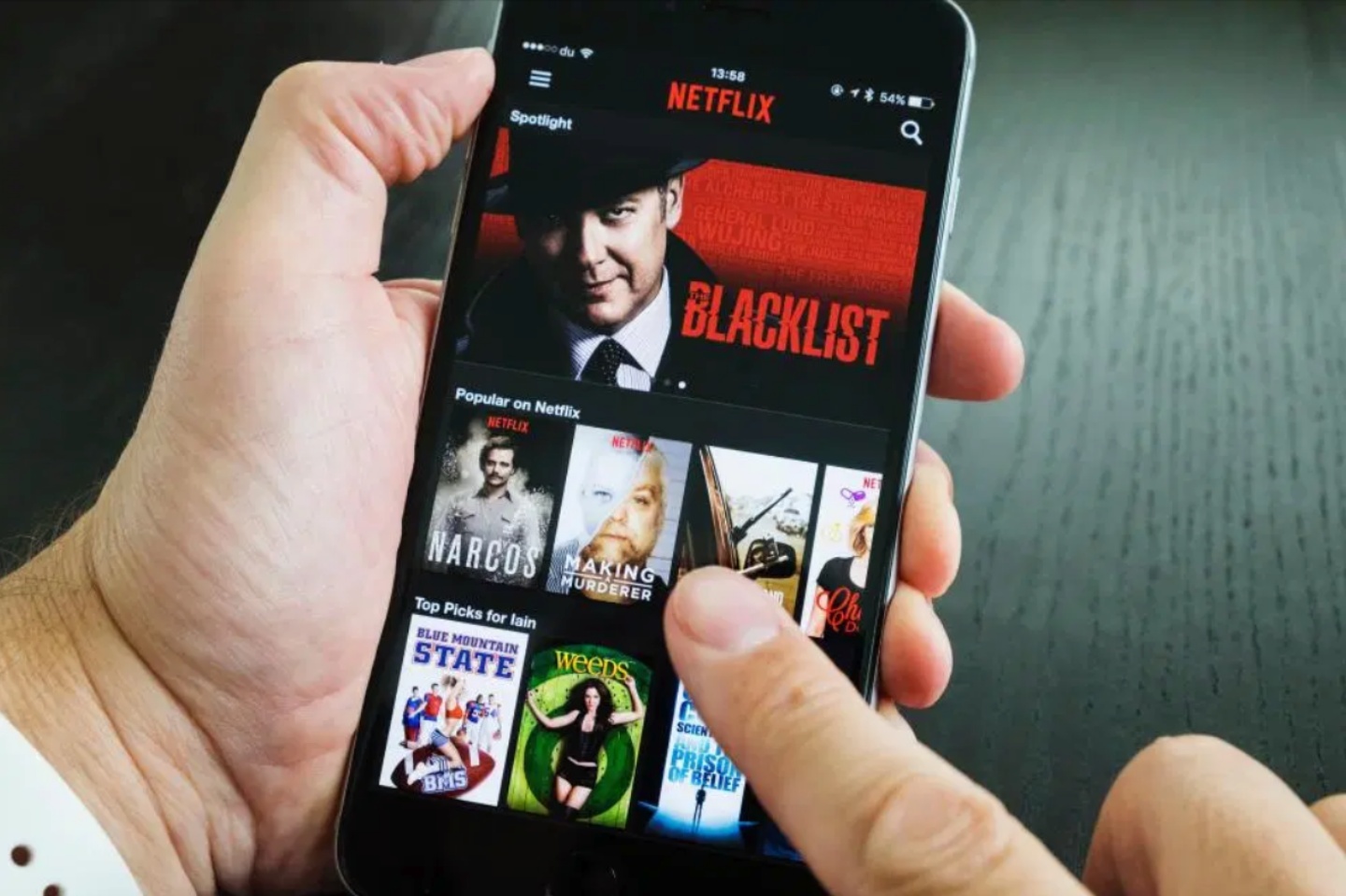 Netflix 似乎有意調整用戶帳號共享的規範，未來可能無法三五好友共用一組帳號了？