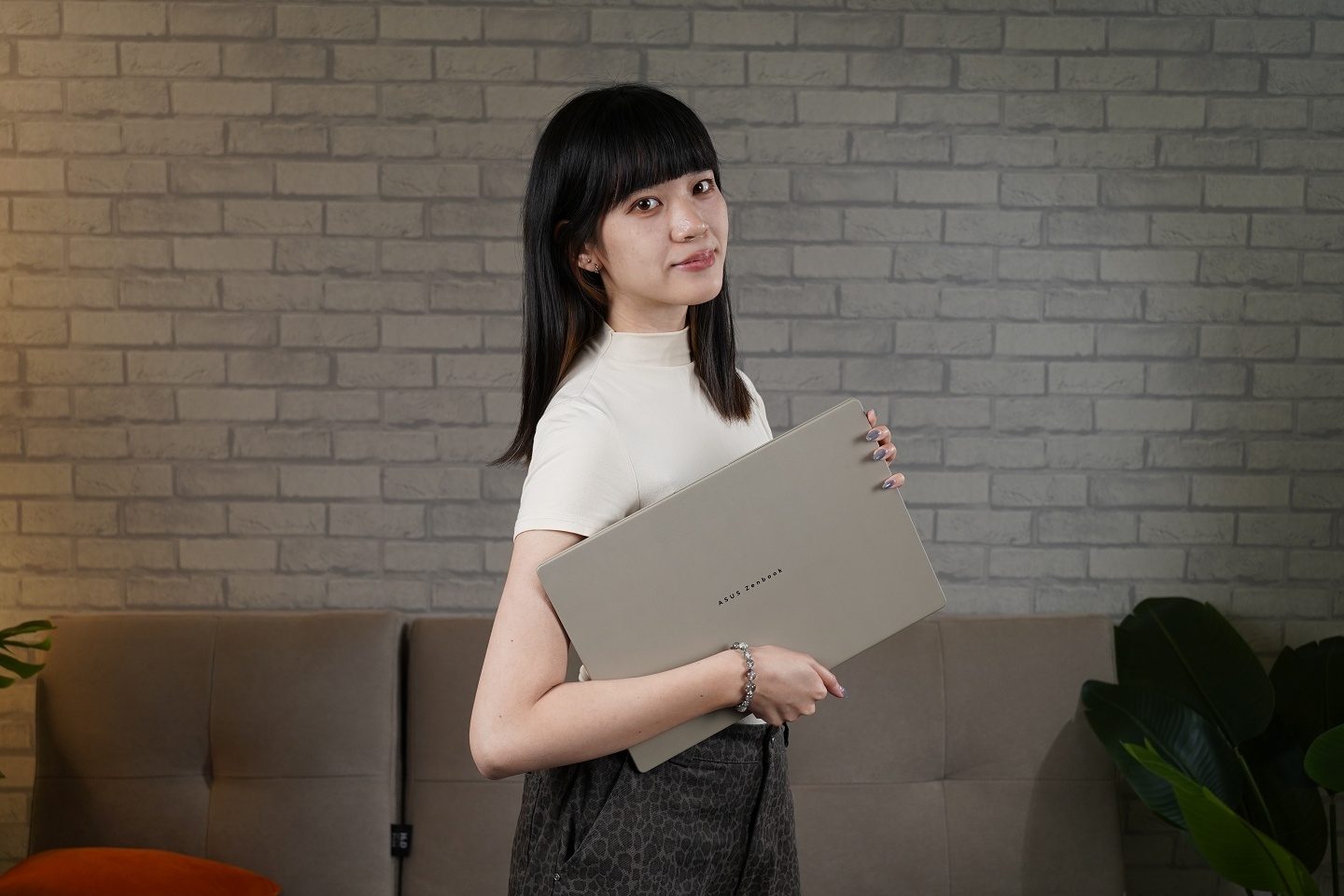 【評測】ASUS Zenbook A16 (UX3607OA) 開箱：金色機身我喜歡你啊 😍