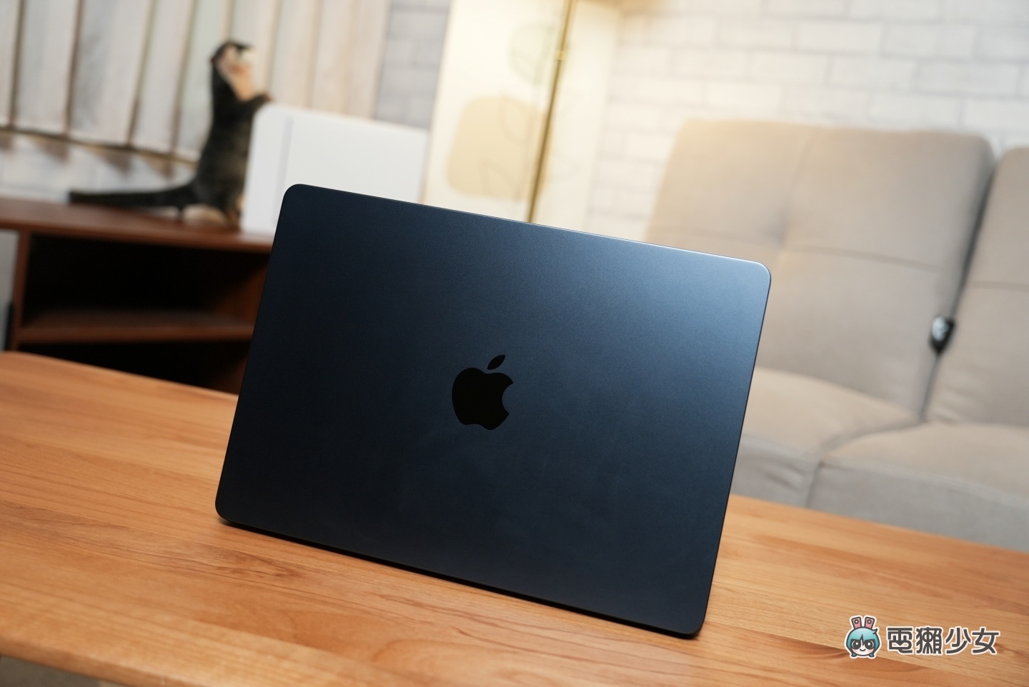 Apple MacBook Air 上手開箱：午夜色真的不沾指紋？該買 M3 還是 M2？