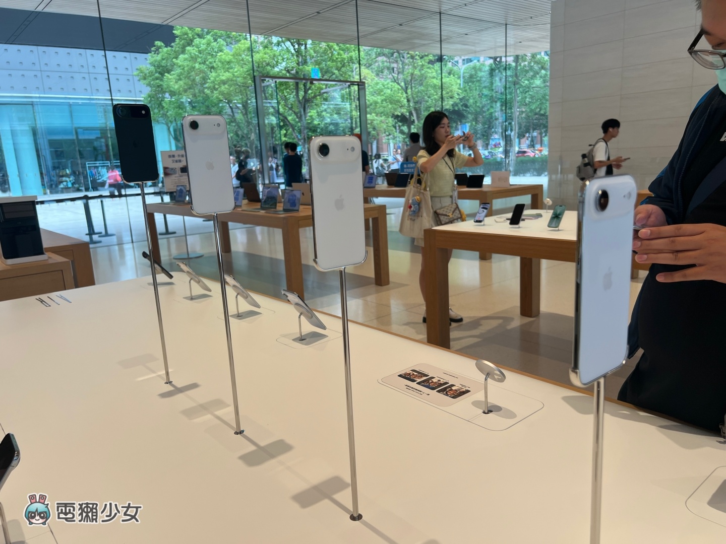 iPhone 17 開賣！實機搶先看 藏藍色成果粉最愛 系列活動超精彩