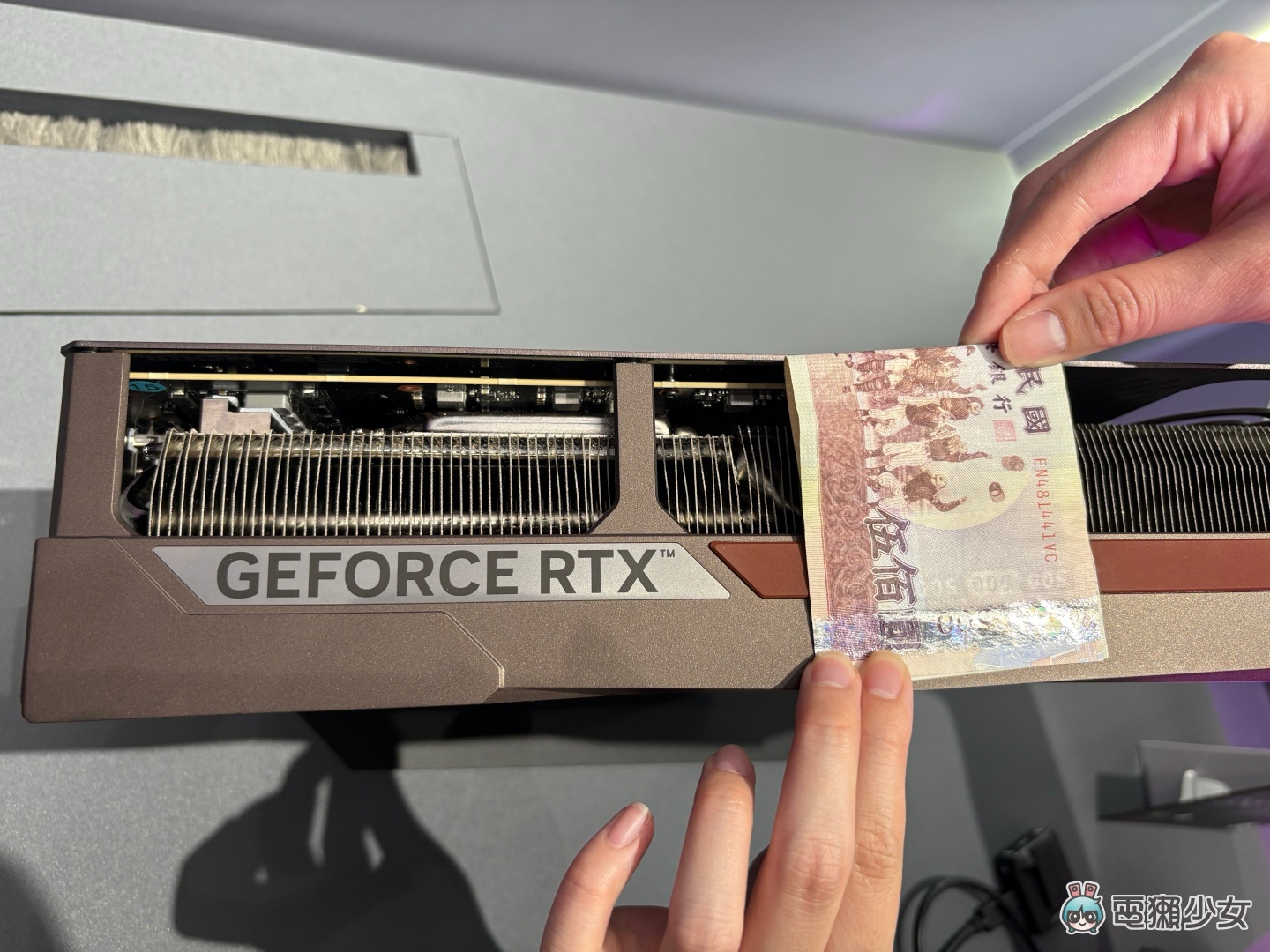 2025 COMPUTEX 華碩聯手貓頭鷹 Noctua 推出三風扇顯卡 GeForce RTX 5080