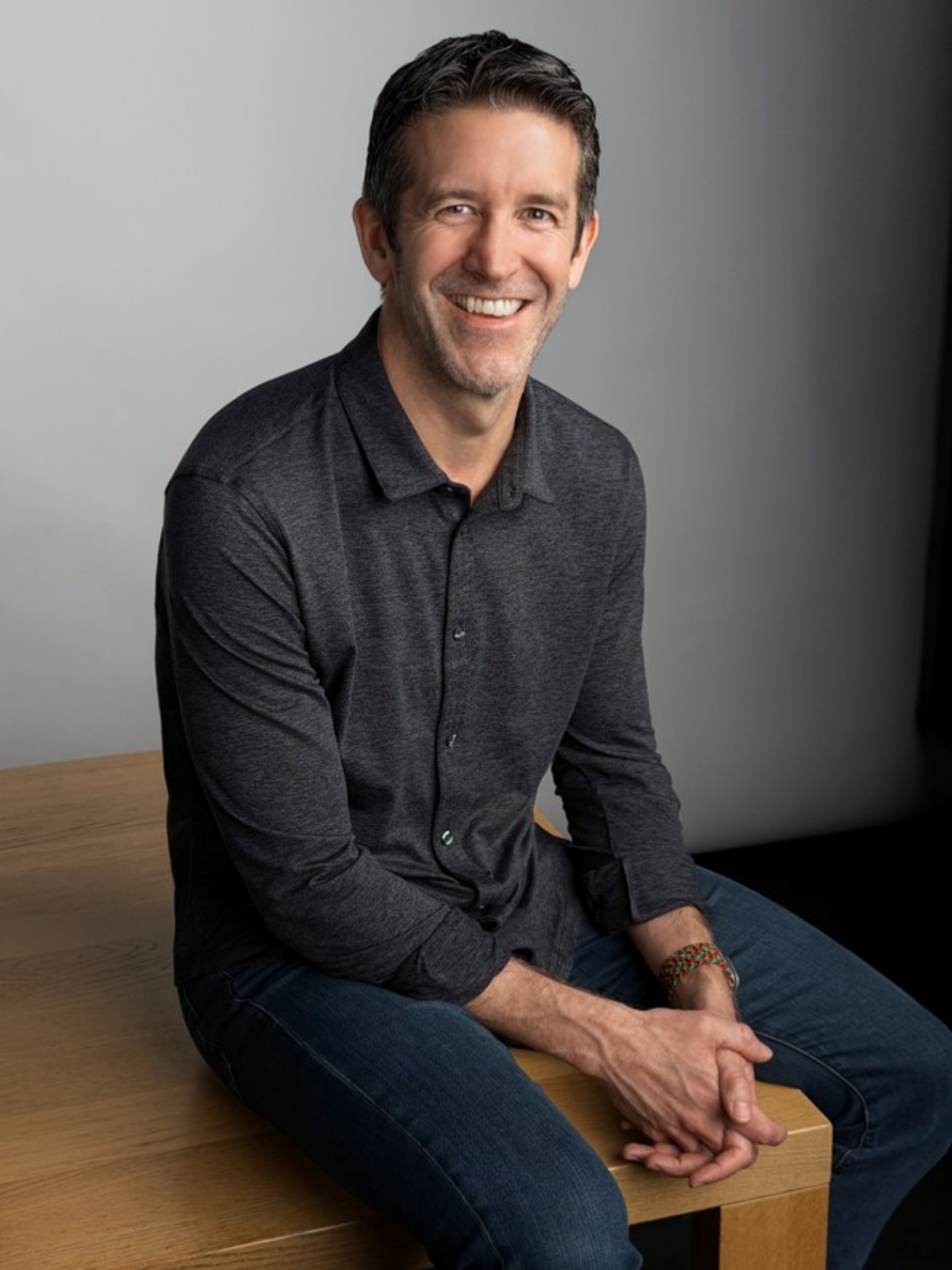 蘋果換老闆！庫克 9 月卸任 CEO，接班人是主導 iPhone 17 的「硬體大神」？