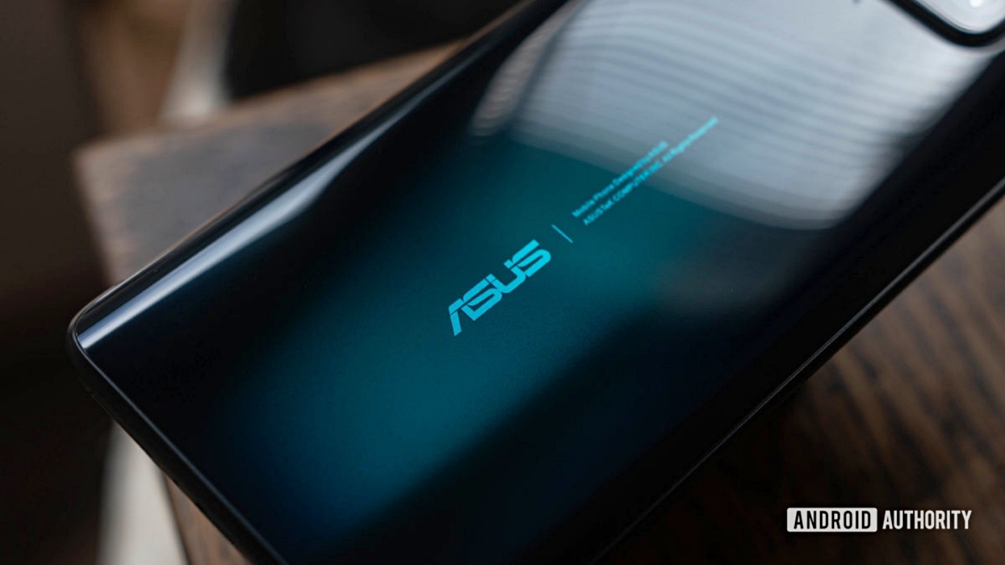 外媒提出對華碩 ZenFone 8 的『 六大期待 』 希望延續翻轉鏡頭模組、還期盼能加入無線充電功能