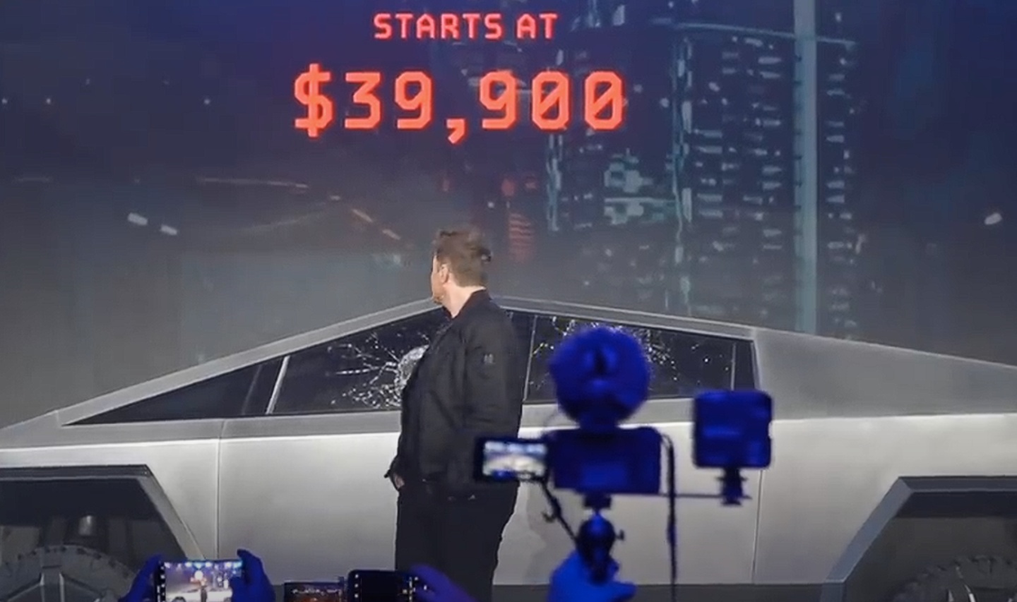 Tesla Cybertruck 終於交車！但卻因為擋風玻璃雨刷設計問題而引發爭議！