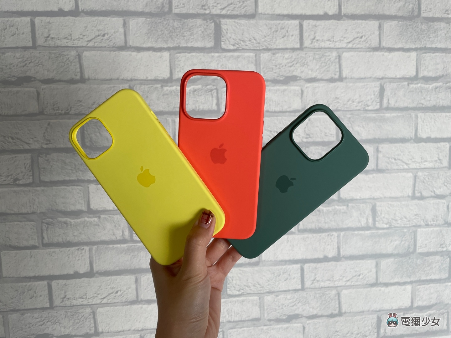 松嶺青色的 iPhone 13 Pro 開箱！和綠色的 iPhone 13 比起來更顯優雅 同場加映：夜幕綠的 iPhone 11 Pro 又是哪一種綠？