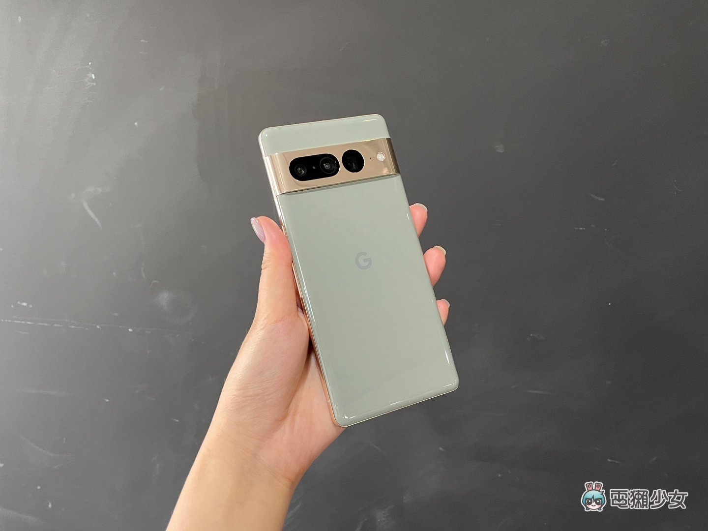 Google Pixel 8 Pro 實機照曝光！曲面螢幕掰掰 有可能加入體溫感測功能？