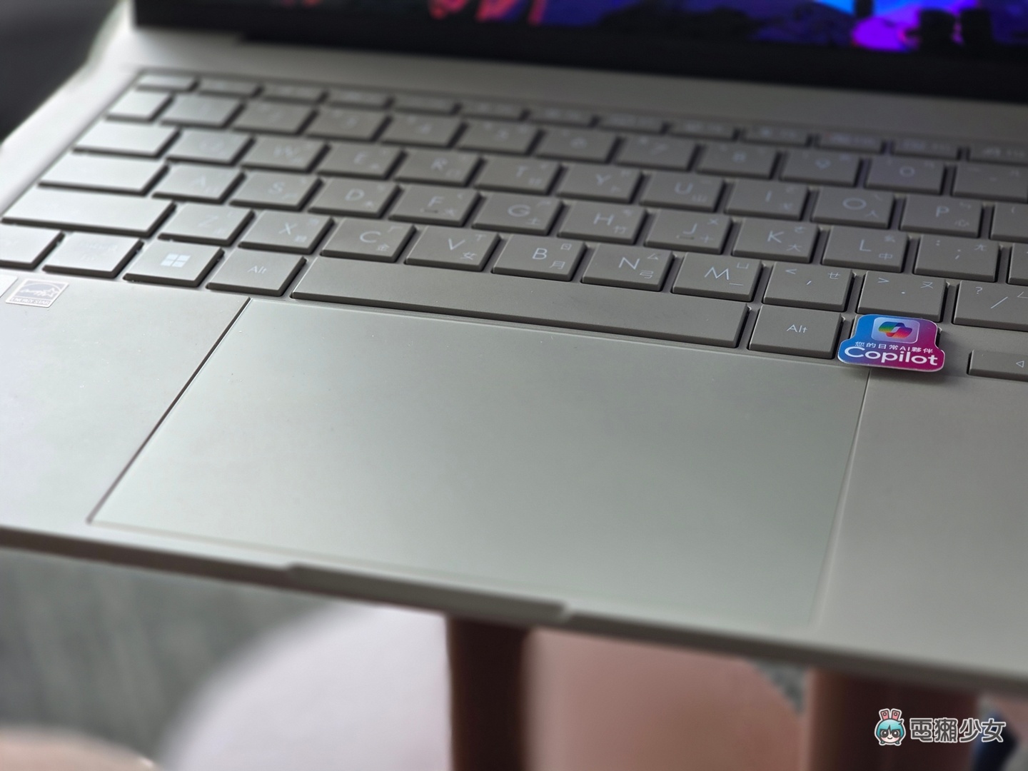 我選了一台高通筆電  ASUS Zenbook A14（UX3407）不到四萬元、低於一公斤