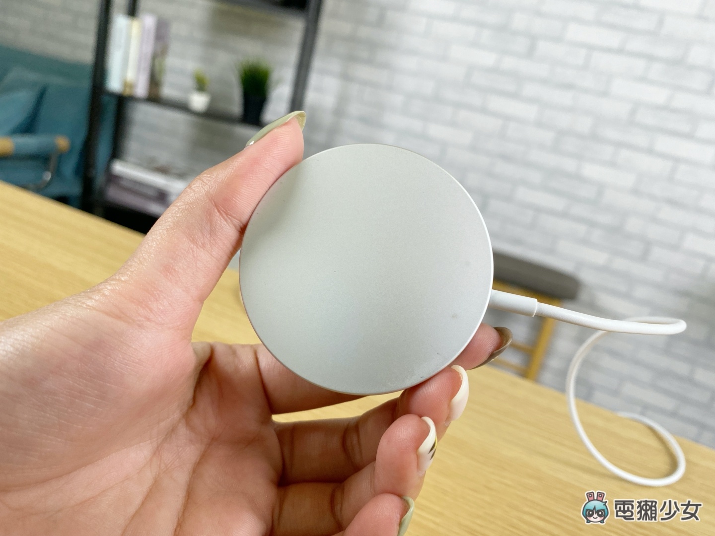 開箱｜蘋果 MagSafe 無線充電器 比想像中的還要小 但吸力表現很不錯！
