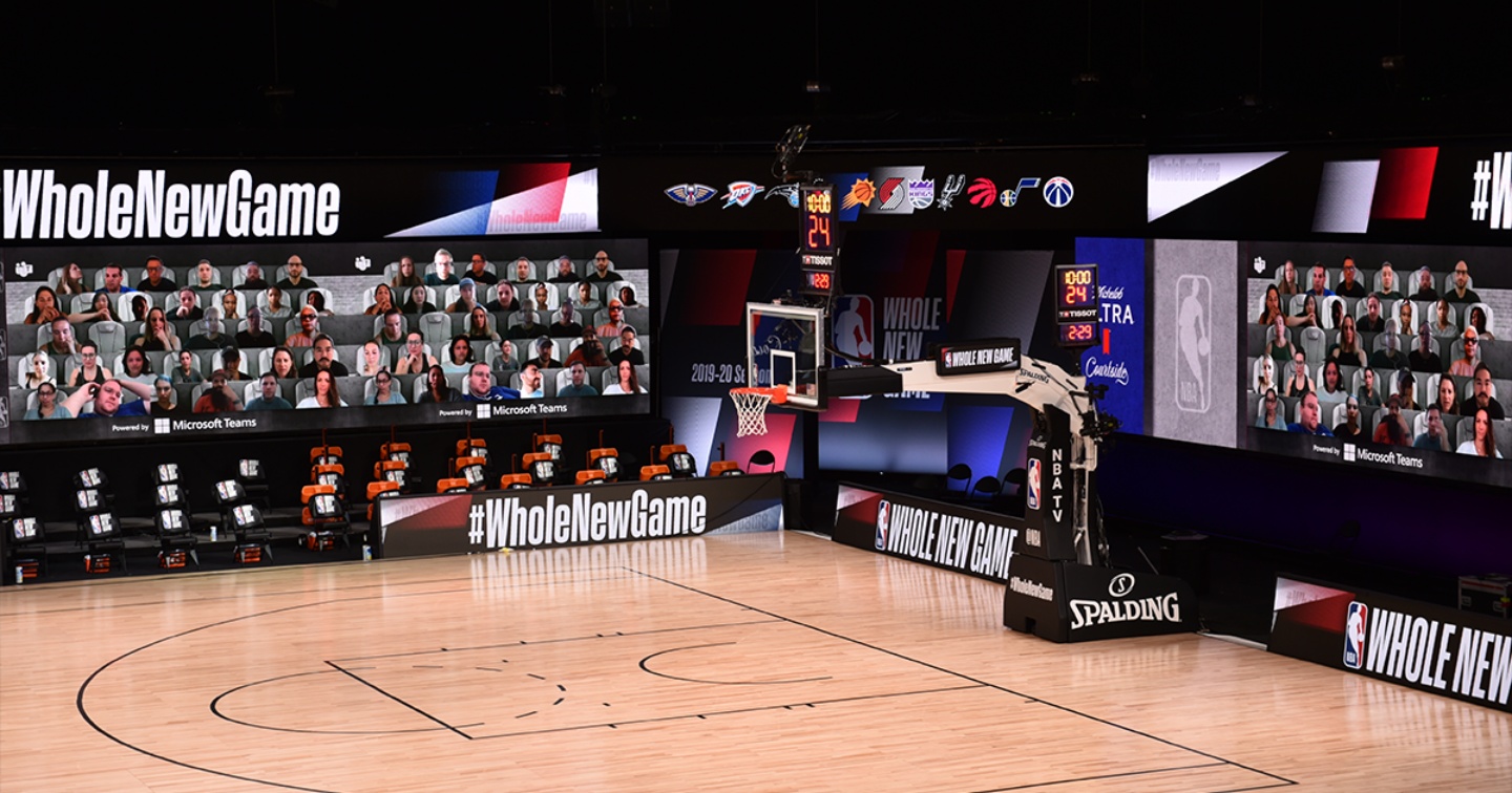 NBA 與微軟合作！利用 Teams『 同席模式 』把球迷頭像投影在場邊大螢幕！觀賽更有臨場感！
