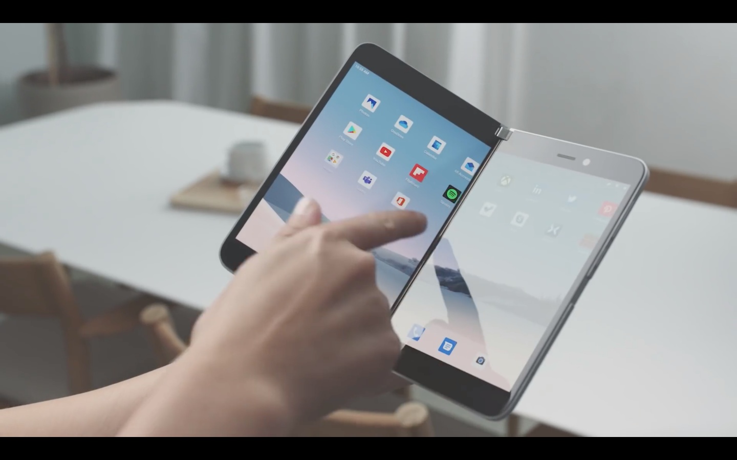 微軟 Surface Duo 可能提前至七月上市！正面迎戰 8 月上市的 Samsung Galaxy Fold 2