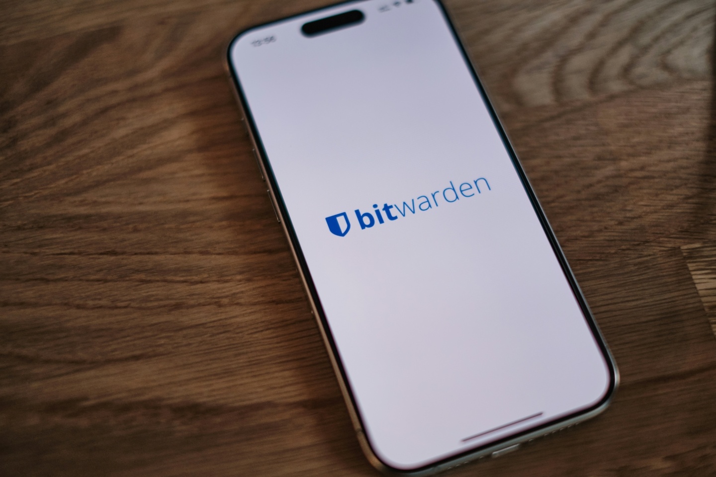 密碼管理器怎麼選?1Password / Bitwarden / Google 密碼管理員 / Apple 密碼四款比一比