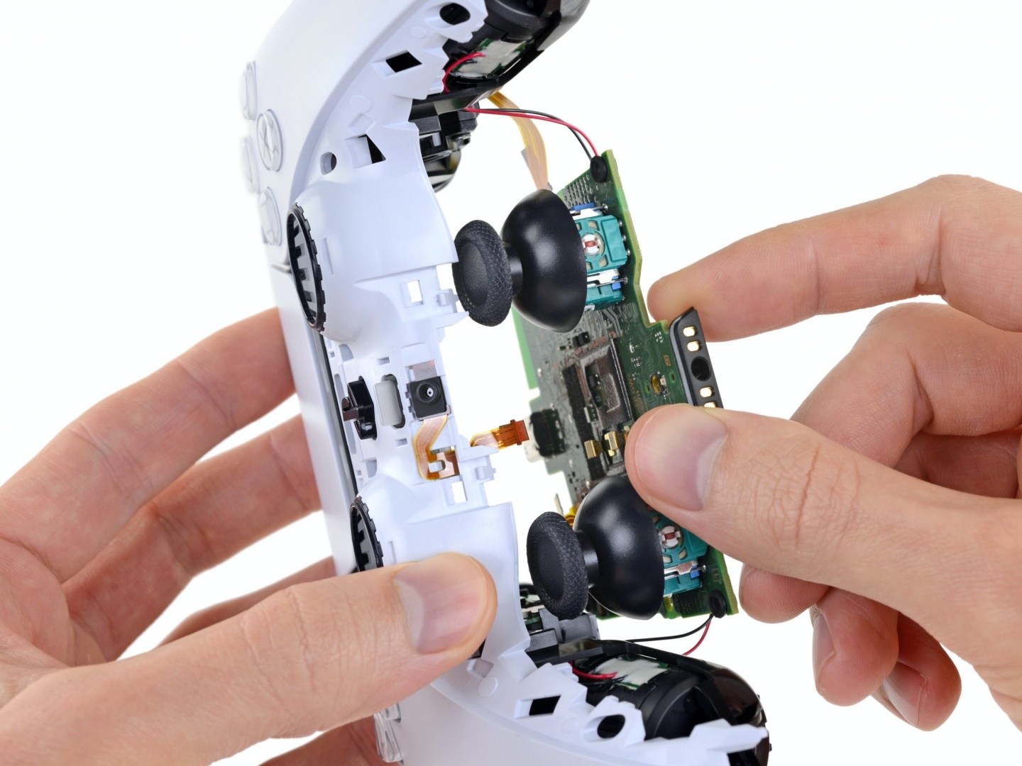 iFixit 拆解 PS5 DualSense 搖桿 分析『 搖桿飄移 』可能與內部硬體這四種原因有關