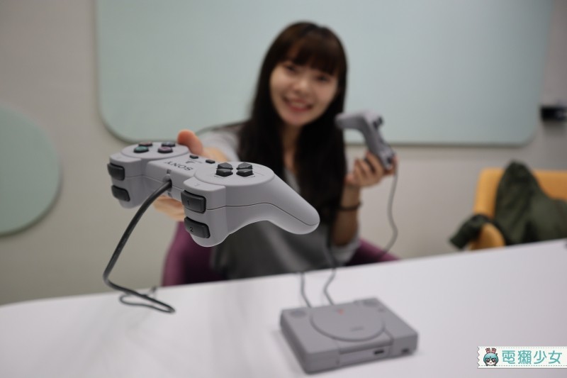 出門｜PlayStation初代主機迷你復刻版 『 PlayStation Classic 』第一手開箱心得 拿起來好輕好小好像玩具喔！