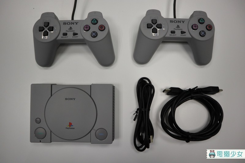 出門｜PlayStation初代主機迷你復刻版 『 PlayStation Classic 』第一手開箱心得 拿起來好輕好小好像玩具喔！