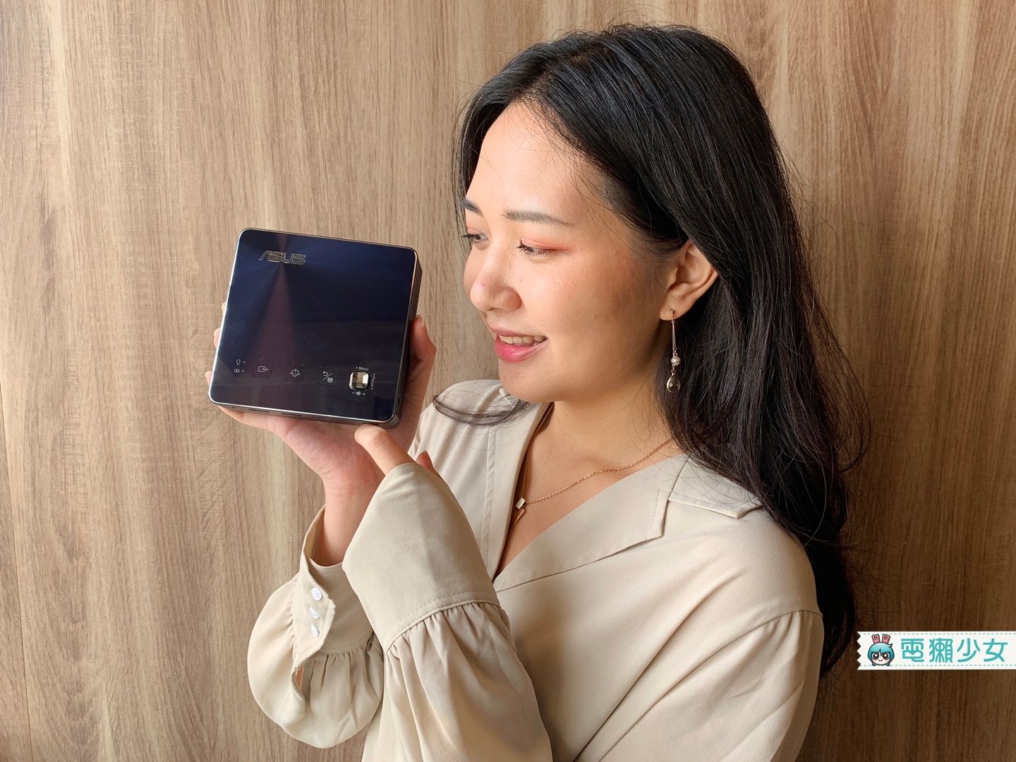 開箱｜極度輕便『 ASUS ZenBeam S2 』能自動對焦的攜式投影機！