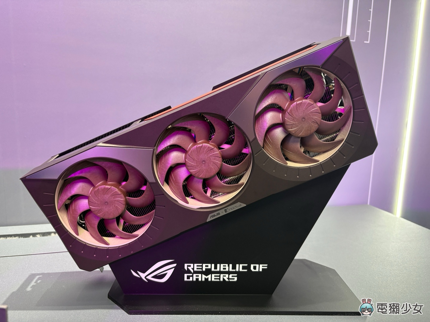 2025 COMPUTEX 華碩聯手貓頭鷹 Noctua 推出三風扇顯卡 GeForce RTX 5080