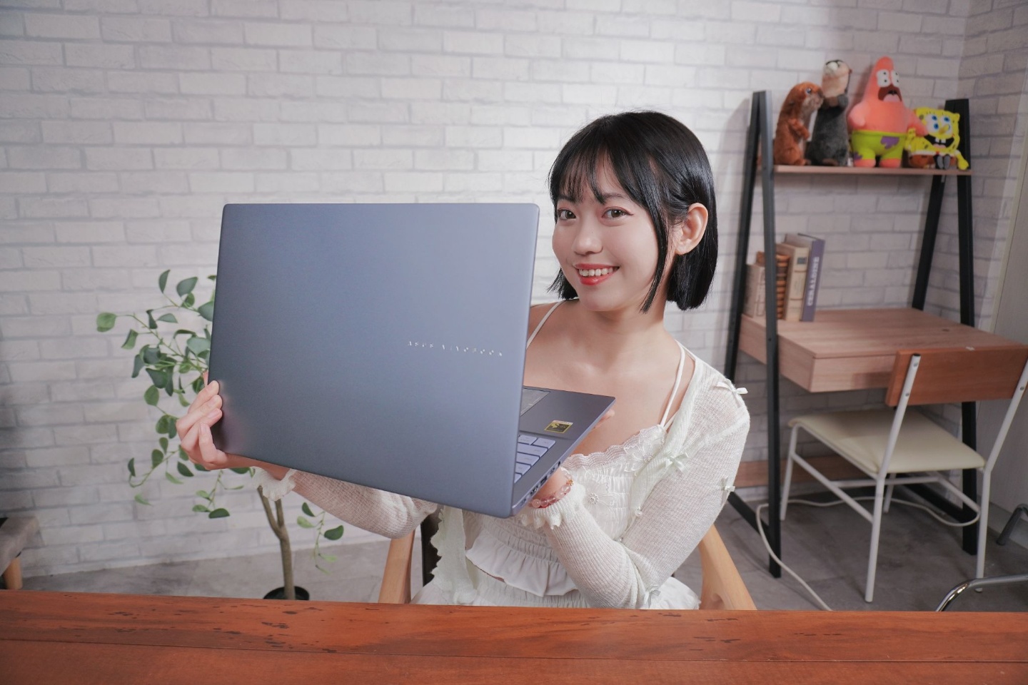 【開箱】ASUS Vivobook S16 評測 輕薄又有強力的 AI 功能 多種色彩選擇帶出門回頭率超高！
