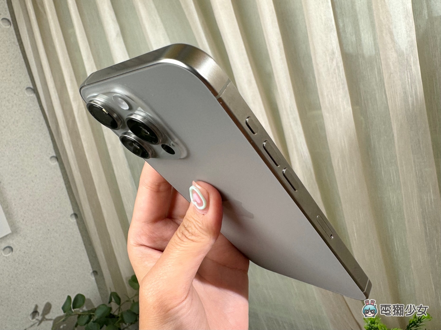 iPhone 15 Pro Max 三大熱門 QA！動作按鈕蠻好用的？鈦金屬邊框真的會變色、沾指紋嗎？值不值得買？