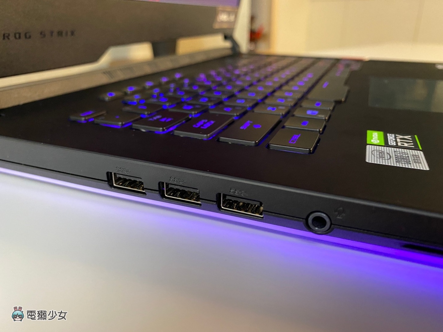 最適合玩射擊遊戲的電競筆電！ROG STRIX SCAR 15 最高螢幕更新率可選 300 Hz，還有強大的效能跟靈敏的鍵盤