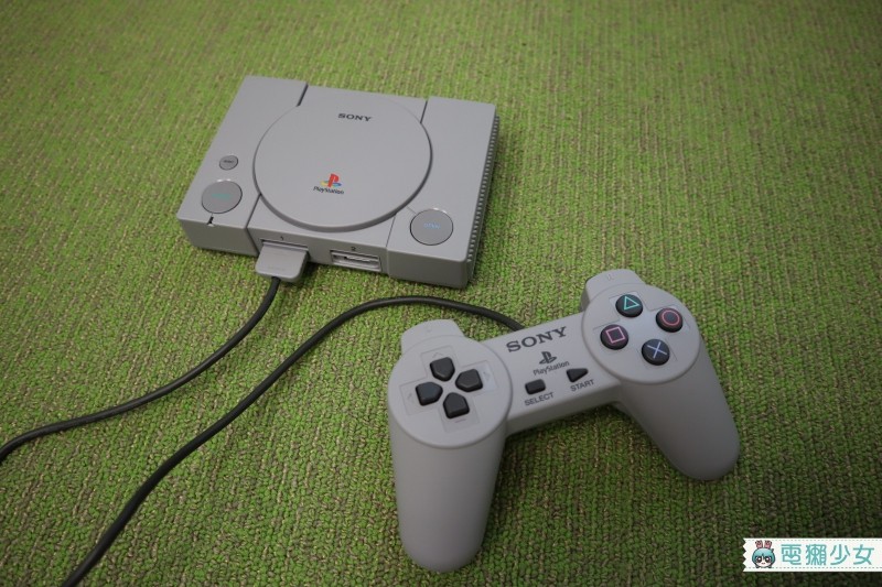 出門｜PlayStation初代主機迷你復刻版 『 PlayStation Classic 』第一手開箱心得 拿起來好輕好小好像玩具喔！