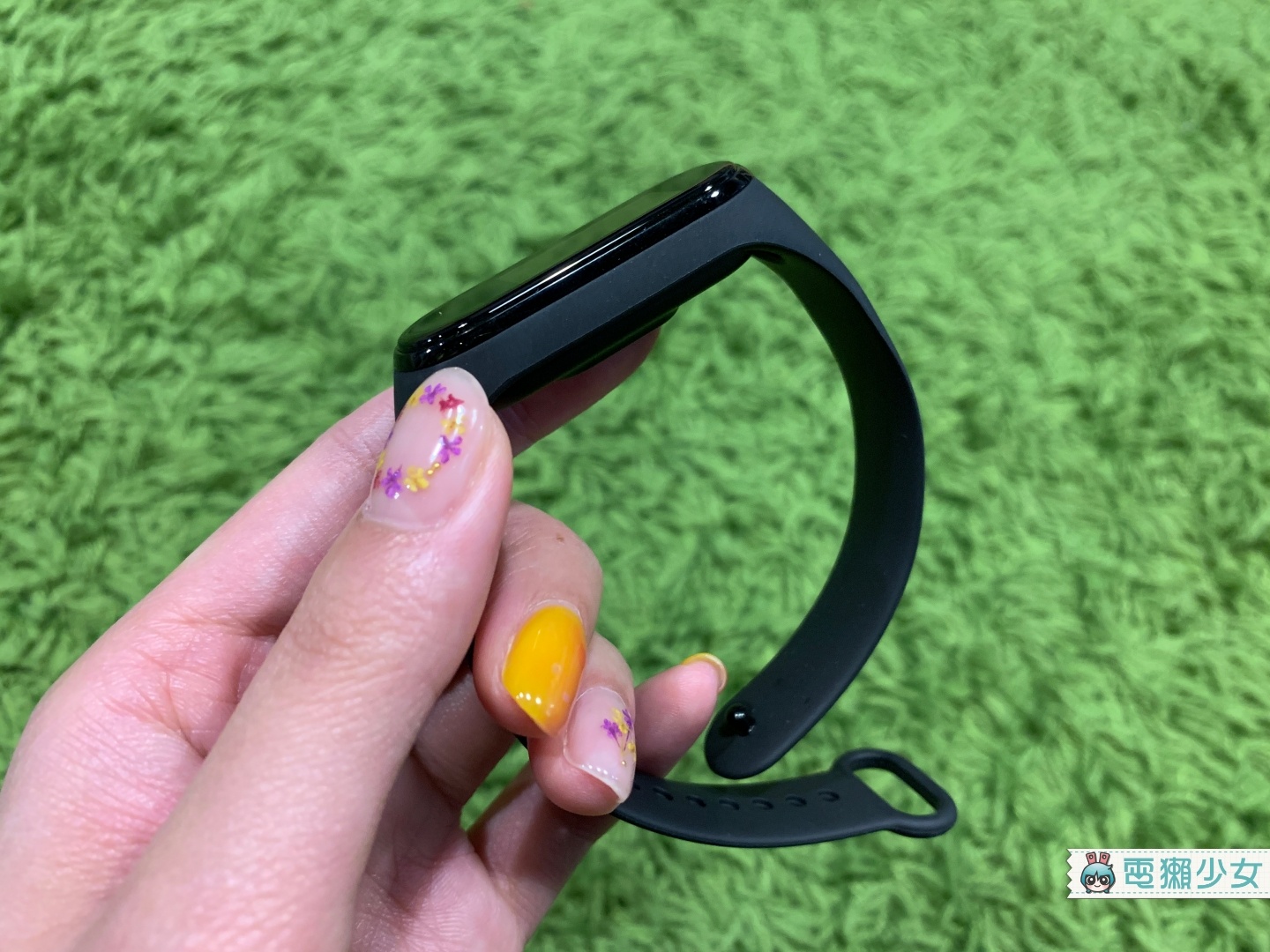 開箱 | 『 小米手環4 』彩色螢幕超討喜，游泳實測真的能幫你偵測泳姿！全新的遙控音樂功能用過更是超有感