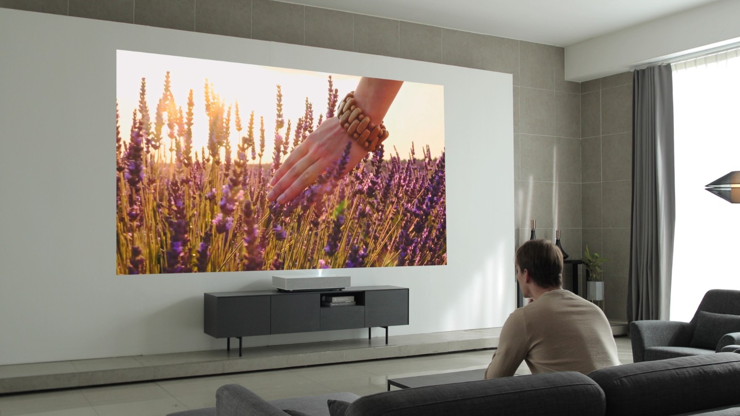 LG將在CES上推出超短距4K投影機 距離牆面7吋可投影出120吋的畫面！