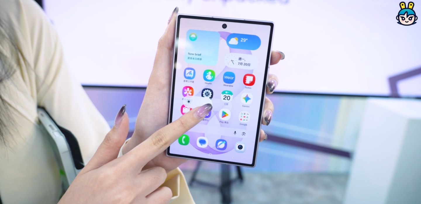 出門｜三星 Galaxy Z Fold8 系列首度分家、Flip 8 更成熟，Galaxy Watch 9 與 Ultra 2 也同步登場