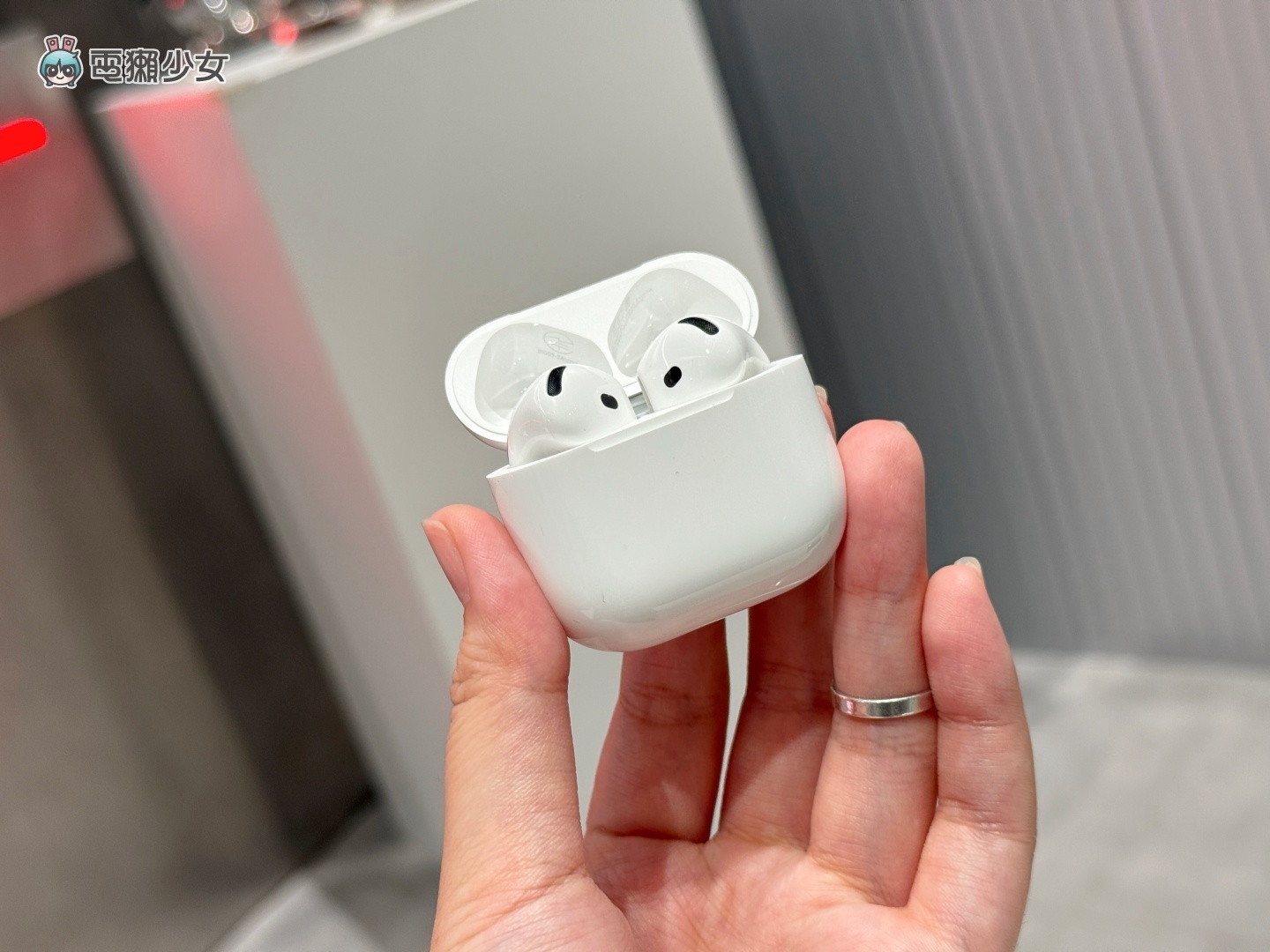 AirPods 4 蛇年特別款限量開賣！AirPods 4 主動降噪和一般版差在哪？價差 1,500 元能獲得哪些功能？