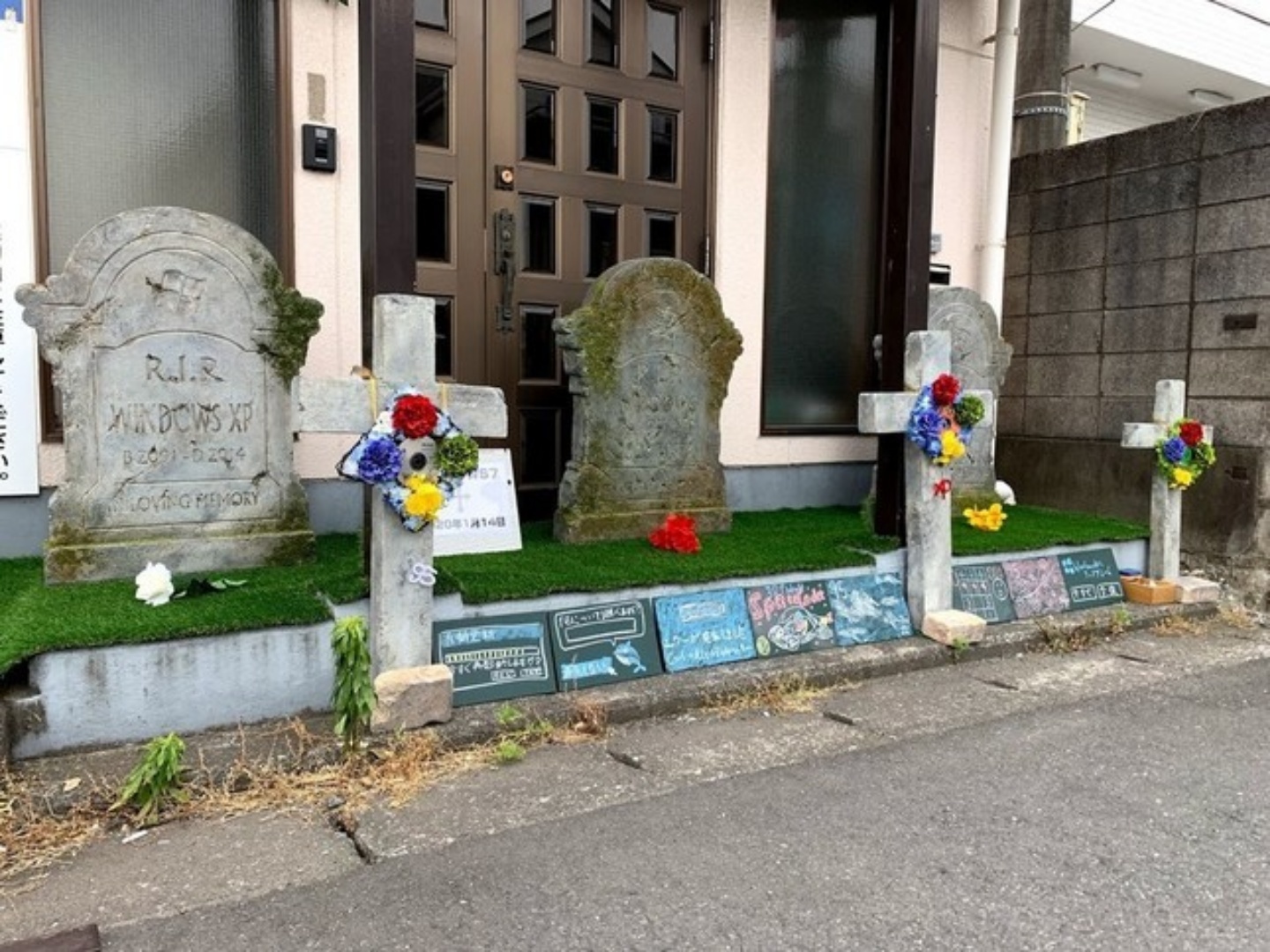 日本街頭出現Windows系統墓園，看來Windows 7 馬上也要入土安葬了！
