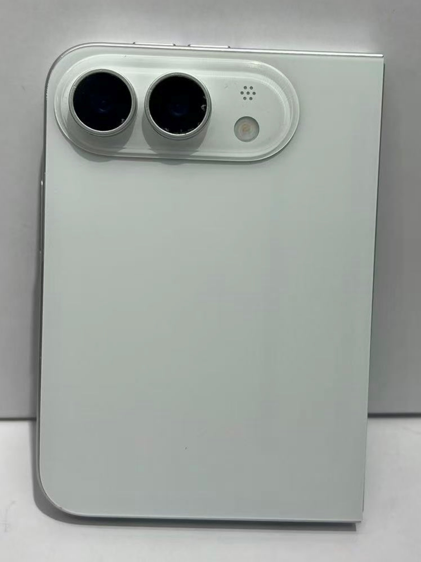 蘋果摺疊 iPhone 外型再曝光！神秘新機可能只有白色？